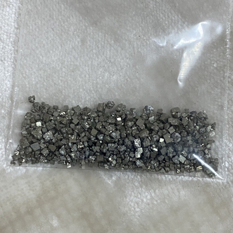 ไพไรต์-pyrite-10g-เพชรหน้าทอง-แร่เหล็กไพไรต์-เพชรหน้าทั่ง-หินแห่งการคิดบวก-หินสี่เหลี่ยม-แร่สี่เหลี่ยม-หินแท้