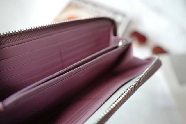 กระเป๋าสตางค์-coach-f54630-accordion-zip-wallet-in-signature-coated-canvas-with-leather-stripe