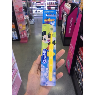 Oral-B Mickey For Kids Soft (ปริมาณสุทธิ 1 ด้าม) ออรัล-บี มิคกี้ ฟอร์ คิดส์ แปรงสีฟัน สำหรับเด็ก ขนแปรงนุ่ม (2-7ปี)