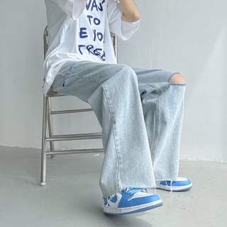 ภาพหน้าปกสินค้ากางเกงยีนส์ผู้ชายทรงกระบอก korean loose กางเกงยีนส์ขาดเข่า ยีนส์มินิมอล ที่เกี่ยวข้อง