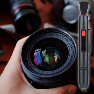 ภาพหน้าปกสินค้า[1219] 3 in 1 ปากกาเลนส์ ปากกาทำความสะอาดหน้าเลนส์ Lens Filters Retractable Brush Pen Dust Cleaner For DSLR VCR DC Camera ซึ่งคุณอาจชอบราคาและรีวิวของสินค้านี้