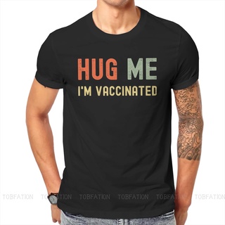 เสื้อยืดผ้าฝ้ายพรีเมี่ยม เสื้อยืด ผ้าฝ้าย พิมพ์ลาย Vaccine Meme Man TShirt Hug Me Im Vaccinated แฟชั่นเรโทร สไตล์ฮาราจู