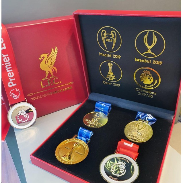 ภาพหน้าปกสินค้าชุดเหรียญลิเวอร์พูล 4 ใน 1 กล่องของขวัญบรรจุภัณฑ์จุดแชมเปี้ยนส์ลีก World Club Cup Super / class Cup เหรียญ