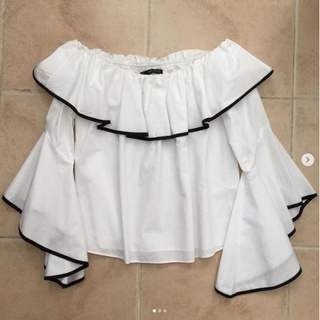 เสื้อ Zara เปิดไหล่ สีขาว รุ่นฮิต ดาราใส่ ของแท้ ซื้อมาจาก shop ที่ Siam paragon สีสวยมาก ดีไซน์สวยมากกก ผ้านิ่มสบาย