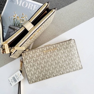 Michael kors Double Zip Wristlet ✨ กระเป๋าสตางค์ขนาดกลาง​ 2​ พับแบบมีสายคล้องมือ หนังหนังลาย Mk สี Pale gold