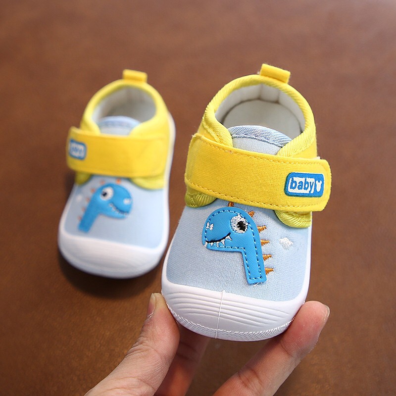 ภาพหน้าปกสินค้ารองเท้าผ้าใบเด็กเล็ก มีเสียง นิ่มสบายเท้า แฟชั่นรองเท้าเด็ก 0-2 ปี  A831 จากร้าน toysquare บน Shopee