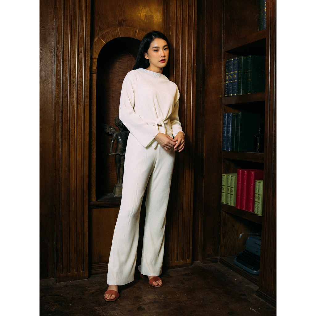 white-pleat-crop-top-with-knot-เสื้อครอปอัดพลีท-สีขาว