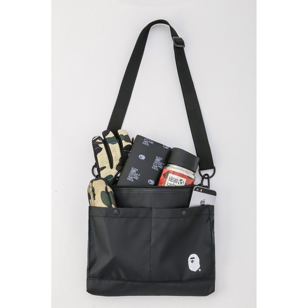ภาพหน้าปกสินค้ากระเป๋าสะพายข้างกระเป๋าชายหญิงสะพาย​ไหล่​ลิงอุรังอุตังBAPE ​simple style light weight black bag​