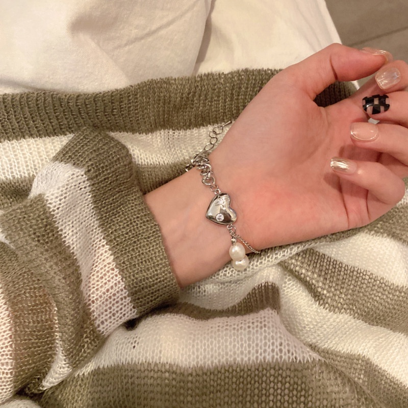 เครื่องประดับแฟชั่นสตรีสร้อยข้อมือโลหะผสมเงินจี้ไข่มุกจี้หัวใจ