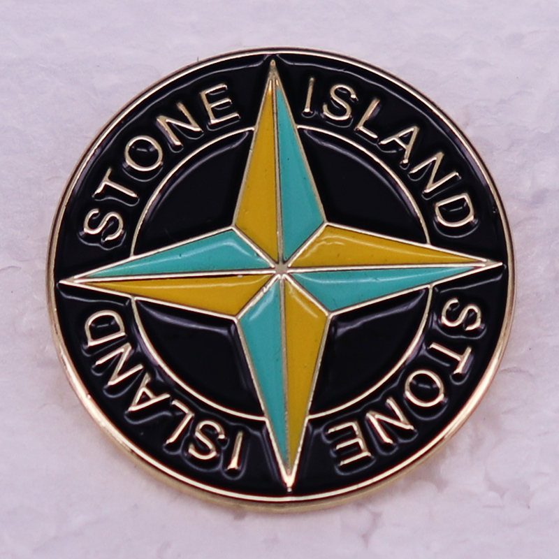 stone-island-เข็มกลัด-รูปหมวก-และกระเป๋าเป้สะพายหลัง