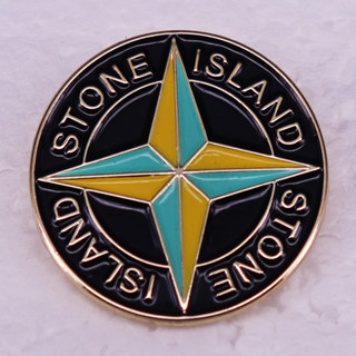 STONE ISLAND เข็มกลัด รูปหมวก และกระเป๋าเป้สะพายหลัง