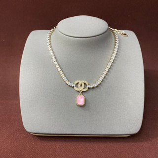 [Fashion Jewelry] สร้อยคอโชคเกอร์ จี้โลโก้ ประดับเพชร สีชมพู ทองเหลือง 2023C&amp;C