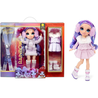 Rainbow High Winter Violet Willow – Purple Fashion Doll and Playset with 2 Designer Outfits, Pair of Skis and Accessories ชุดของเล่นตุ๊กตา Violet Willow สีม่วง สีรุ้ง แฟชั่นฤดูหนาว พร้อมชุดออกแบบ 2 ชิ้น