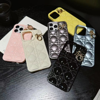 พร้อมส่ง. แบรนด์แฟชั่น D. ตารางชุบไฟฟ้า สามมิติ เคสนิ่ม รวมทุกอย่าง + จี้โลหะ ป้องกันการตก เคสโทรศัพท์มือถือ กันลื่น สําหรับ iphone14.14pro.14promax.iphone13.13pro.13proMax.iphone12.12pro.12proMax.iphone11.11proMax