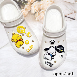 ภาพหน้าปกสินค้า5 ชิ้น / เซต croc Charm การ์ตูน Winnie Bear Pacha ลูกสุนัข ซิลิโคนนุ่ม รองเท้าแตะ อุปกรณ์เสริม DIY รองเท้าหลุม Pin Jibz ที่เกี่ยวข้อง