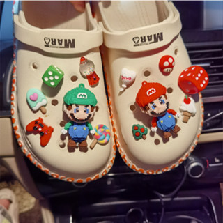 ใหม่ รองเท้า Marco Mario แต่งหัวเข็มขัด ลายดอกไม้น่ารัก แฟชั่นฤดูร้อน อุปกรณ์เสริม สําหรับรองเท้า Crocs Jibbitz