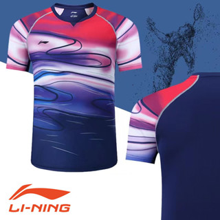 LI NING เสื้อกีฬาแบดมินตันแขนสั้น ระบายอากาศได้ดี แบบแห้งเร็ว สําหรับผู้ชาย และผู้หญิง