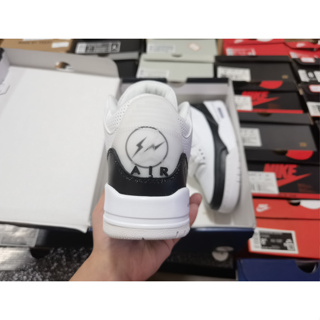 รองเท้าบาสเก็ตบอล Jordan 3 retro สีดํา และสีขาว