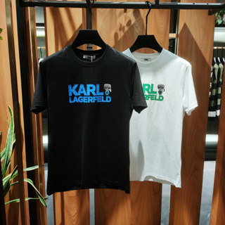 23 ใหม่ Karl Lagerfeld Offset เสื้อยืดแขนสั้น ผ้าฝ้ายแท้ พิมพ์ลาย สีดํา และสีขาว สําหรับผู้ชาย และผู้หญิง