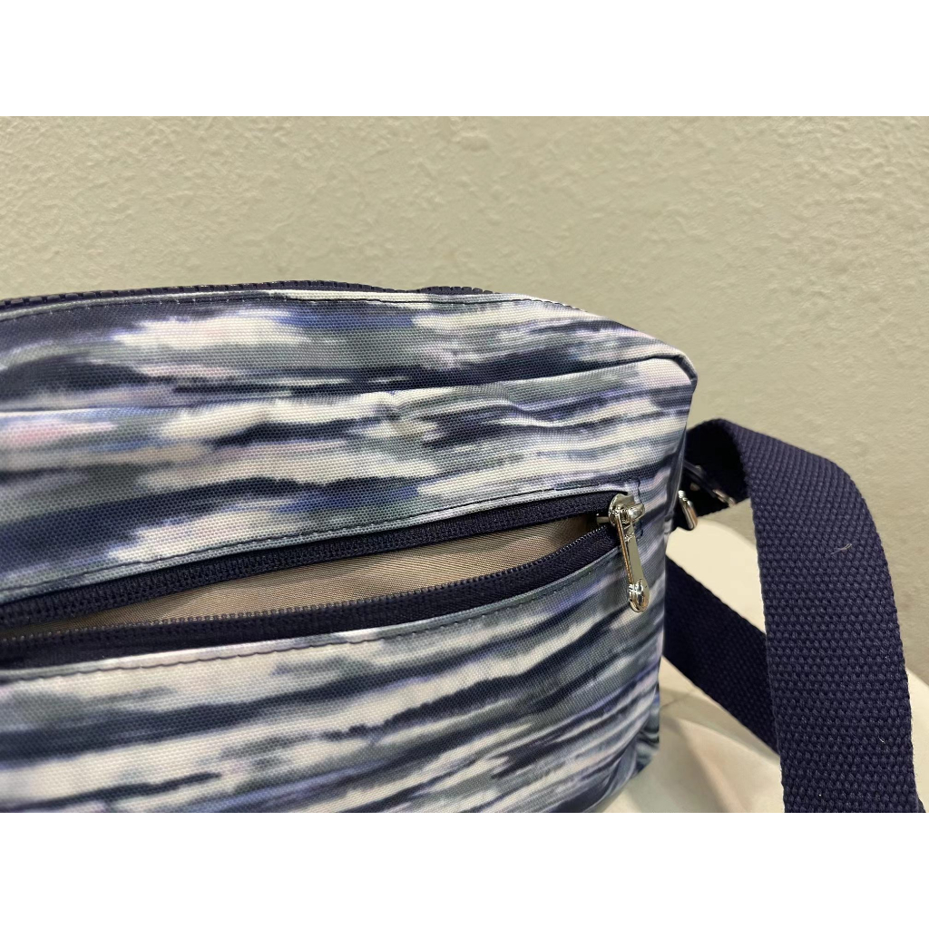 kipling-k16938-limited-edition-กระเป๋าสะพายไหล่-ลายทาง-สีฟ้า-สีขาว