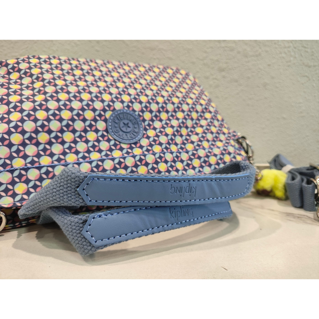 kipling-k13884-กระเป๋าถือ-กระเป๋าสะพายไหล่-ทรงสามเหลี่ยม-ขนาดเล็ก-พิมพ์ลาย-สีฟ้า-สําหรับสตรี