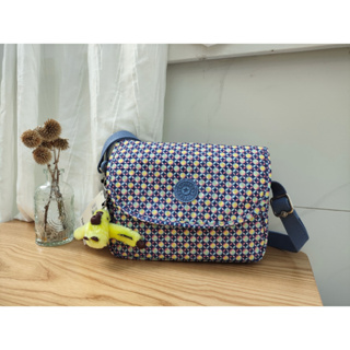 Kipling K12452 กระเป๋าสะพายไหล่ ทรงสามเหลี่ยม ขนาดเล็ก พิมพ์ลาย สีฟ้า