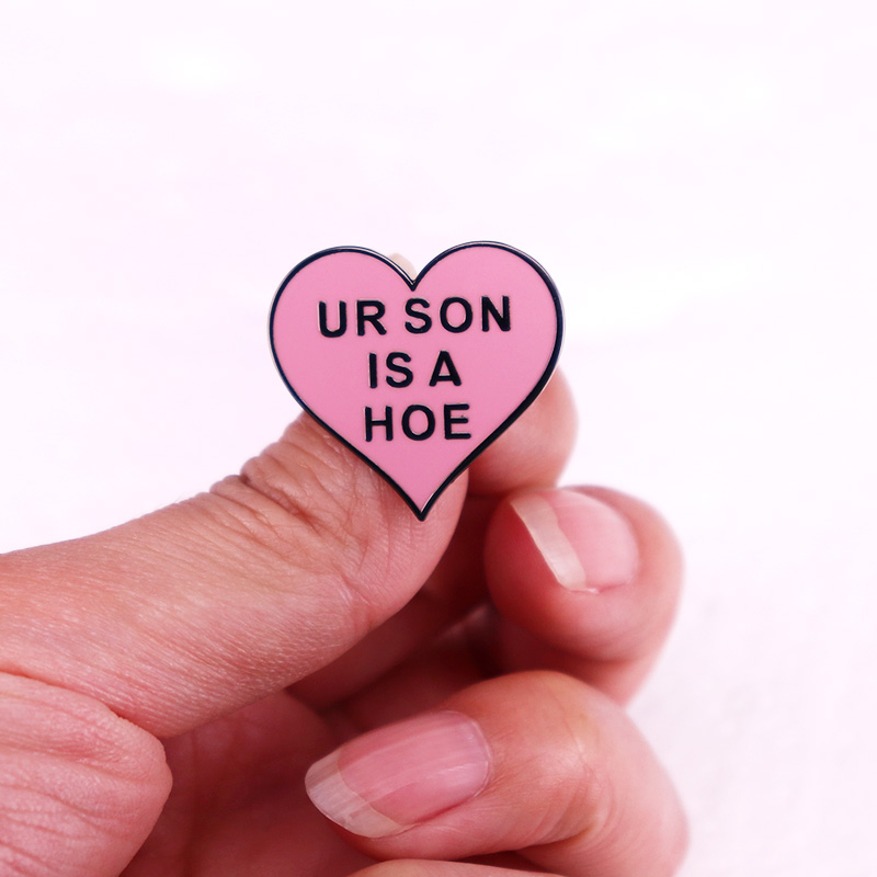 ur-son-is-a-hoe-เข็มกลัด-รูปหัวใจ-สีชมพู-เครื่องประดับ