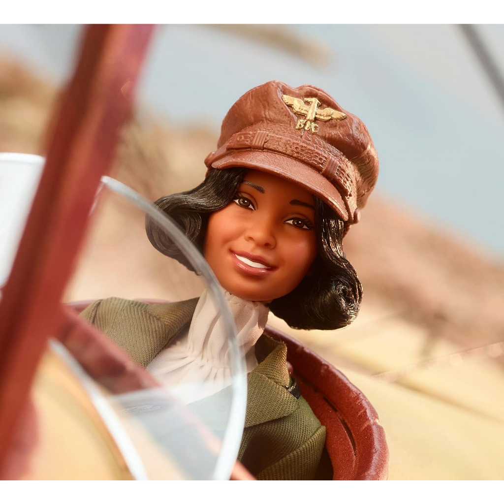 barbie-inspiring-women-doll-bessie-coleman-collectible-dressed-in-aviator-suit-with-helmet-and-goggles-hjx37-ตุ๊กตาบาร์บี้-พร้อมหมวกกันน็อค-และแว่นตา-สําหรับผู้หญิง-hjx37