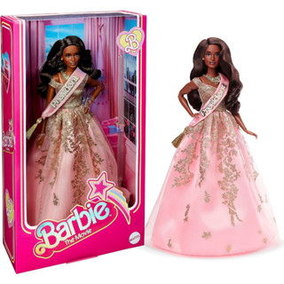 Barbie The Movie Doll, President Barbie Collectible Wearing Shimmery Pink and Gold Dress with Sash HPK05 ตุ๊กตาบาร์บี้ ภาพยนตร์ ประธานาธิบดี บาร์บี้ สวมชุดสีชมพูและสีทอง พร้อมสายสะพาย HPK05