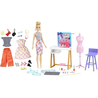 Barbie Fashion Designer Doll &amp; 25+ Accessories, Studio Playset Includes Furniture, Sewing Machine &amp; Mannequin, Blonde Doll HDY90 หุ่นตุ๊กตาบาร์บี้แฟชั่น 25+ ตัวประกอบเฟอร์นิเจอร์ จักรเย็บผ้า หุ่นตุ๊กตา สีบลอนด์ HDY90