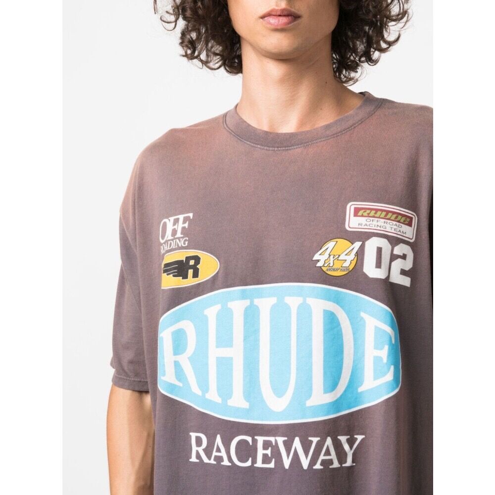 RHUDE RACEWAY TEE การออกแบบการพิมพ์โลโก้ธีมแข่งในเสื้อยืดแขนสั้นภาษา ...