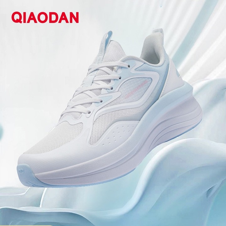 Qiaodan รองเท้าวิ่งผู้หญิงน้ําหนักเบาตาข่ายระบายอากาศหนา Shock Absorption XM16240207 — รองเท้ากีฬา แบรนด์ Qiaodan ของแท้ 100% เช็คราคาจาก Shopee Lazada - รูปที่ 1