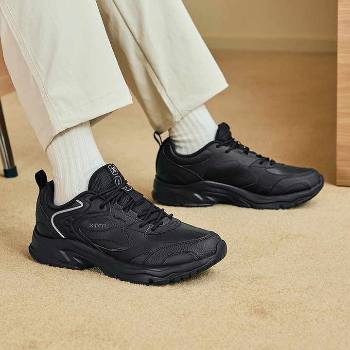 Xtep Rain รองเท้าวิ่งกลางแจ้งฤดูใบไม้ร่วงฤดูหนาวหนังกันน้ํากีฬารองเท้า Shock Absorbing Rebound สําหรับผู้ชายผู้หญิง — รองเท้ากีฬา แบรนด์ Xtep ของแท้ 100% เช็คราคาจาก Shopee Lazada - รูปที่ 1
