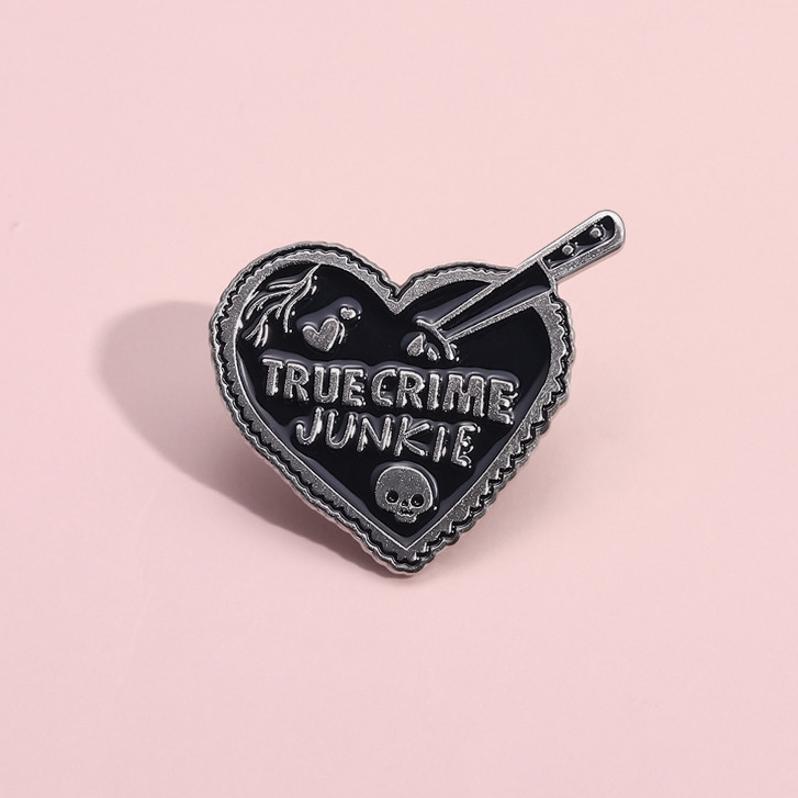 True Crime Junkie เข็มกลัด Pin Punk Crime แสดงรูปหัวใจฮาโลวีนเข็มกลัด ...