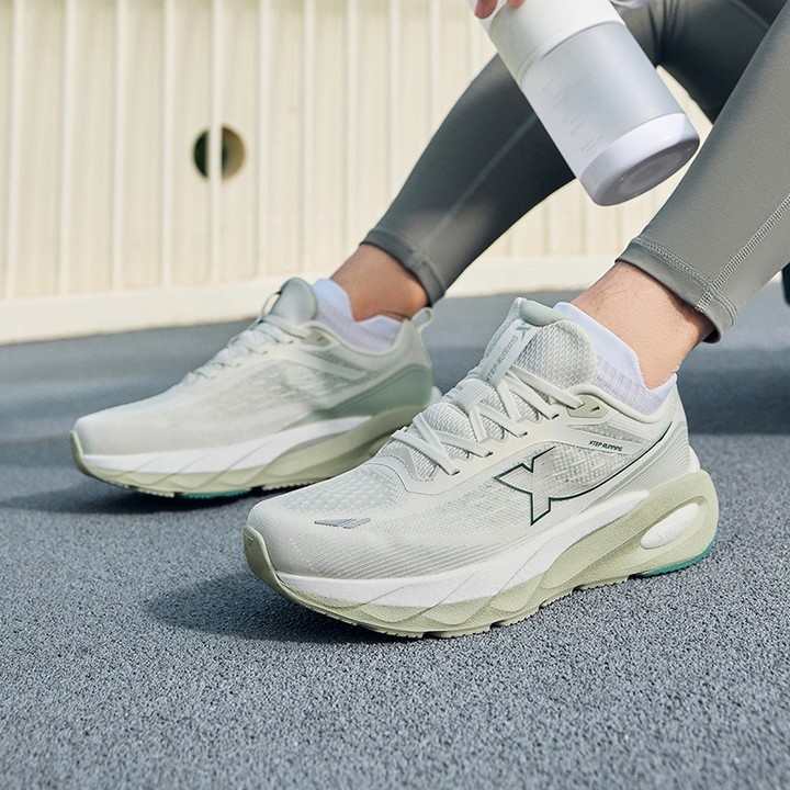Xtep Lingbu 2.0 รองเท้าวิ่งผู้ชาย Rebound Cushioning Stability Training Racing Widefoot Shock Absorption รองเท้าผ้าใบนุ่มสวมใส่รองเท้าผ้าใบ — รองเท้ากีฬา แบรนด์ Xtep ของแท้ 100% เช็คราคาจาก Shopee Lazada thumbnail 6