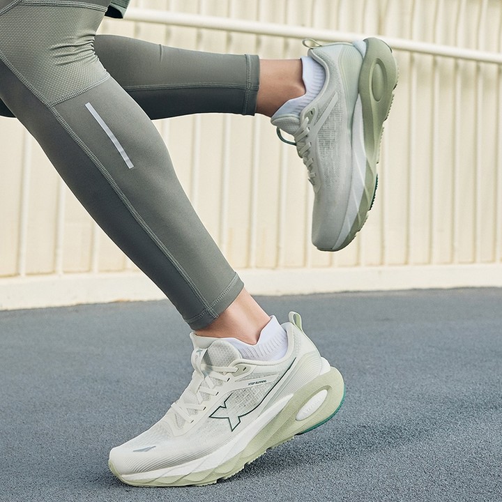 Xtep Lingbu 2.0 รองเท้าวิ่งผู้ชาย Rebound Cushioning Stability Training Racing Widefoot Shock Absorption รองเท้าผ้าใบนุ่มสวมใส่รองเท้าผ้าใบ — รองเท้ากีฬา แบรนด์ Xtep ของแท้ 100% เช็คราคาจาก Shopee Lazada thumbnail 8