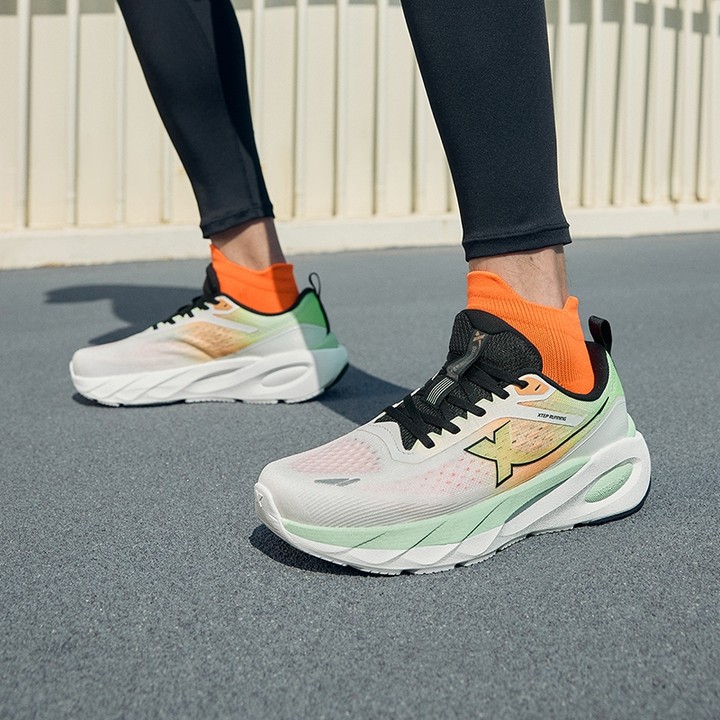 Xtep Lingbu 2.0 รองเท้าวิ่งผู้ชาย Rebound Cushioning Stability Training Racing Widefoot Shock Absorption รองเท้าผ้าใบนุ่มสวมใส่รองเท้าผ้าใบ — รองเท้ากีฬา แบรนด์ Xtep ของแท้ 100% เช็คราคาจาก Shopee Lazada thumbnail 4