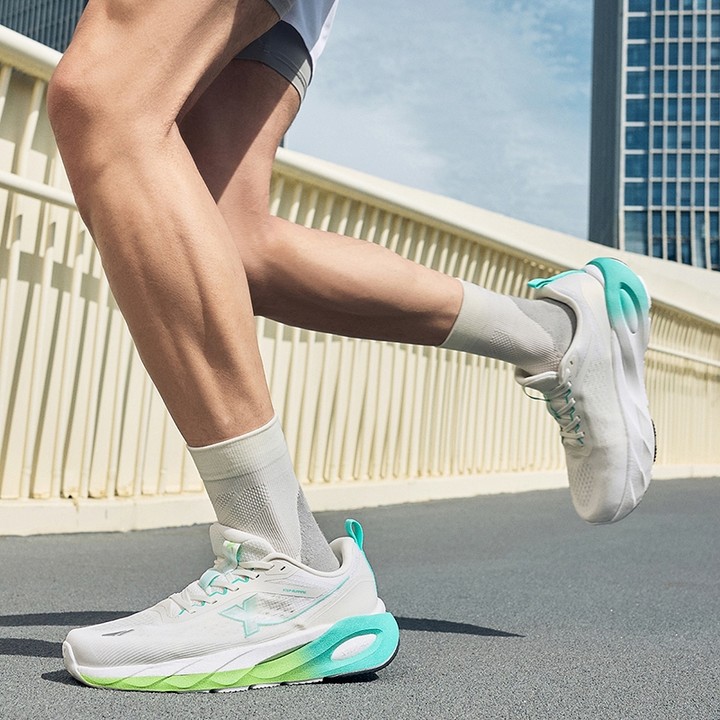 Xtep Lingbu 2.0 รองเท้าวิ่งผู้ชาย Rebound Cushioning Stability Training Racing Widefoot Shock Absorption รองเท้าผ้าใบนุ่มสวมใส่รองเท้าผ้าใบ — รองเท้ากีฬา แบรนด์ Xtep ของแท้ 100% เช็คราคาจาก Shopee Lazada thumbnail 9