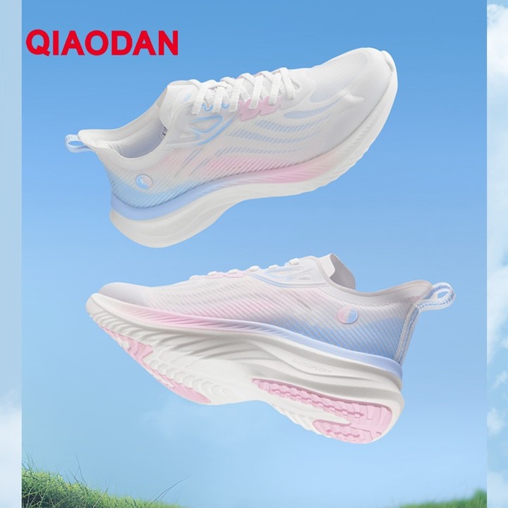 Qiaodan Light 4 Plus รองเท้าวิ่งผู้หญิง Breathable Shock-Absorbing ตาข่าย XM26240206 — รองเท้ากีฬา แบรนด์ Qiaodan ของแท้ 100% เช็คราคาจาก Shopee Lazada thumbnail 4
