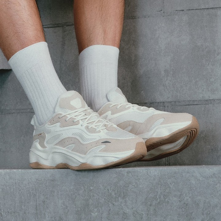 XTEP Youmu รองเท้าลําลองแฟชั่นกลางแจ้ง Breathable Street หนา Soled นุ่มสนับสนุนลื่นมั่นคงสําหรับผู้ชายผู้หญิง — รองเท้ากีฬา แบรนด์ Xtep ของแท้ 100% เช็คราคาจาก Shopee Lazada - รูปที่ 1