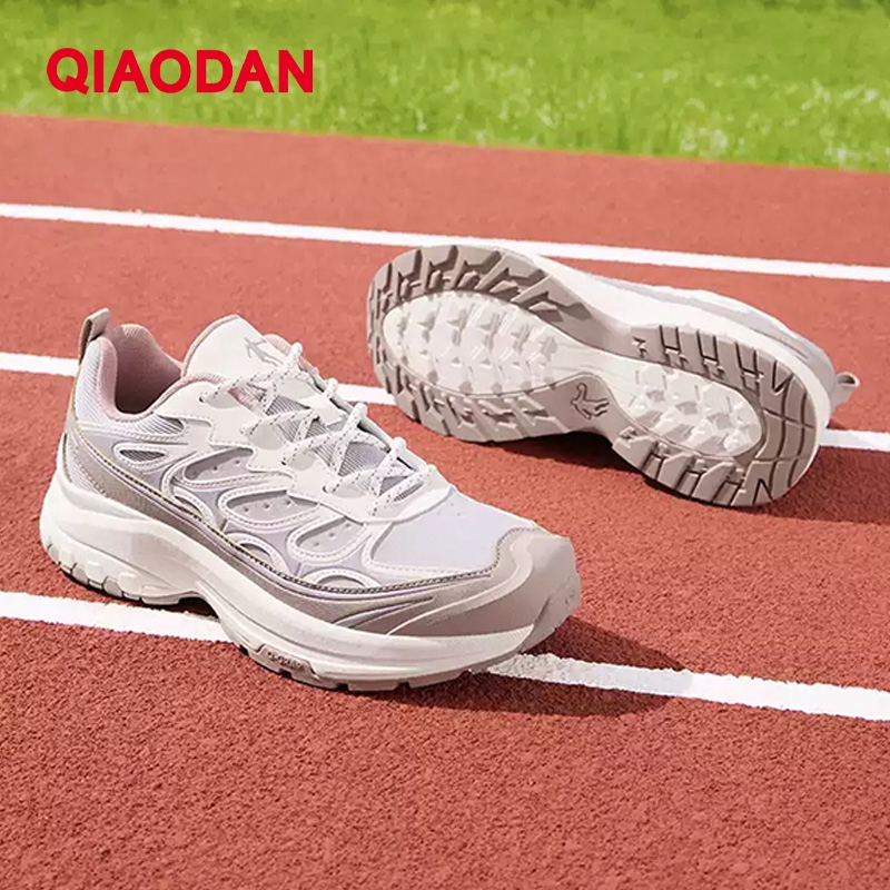 Qiaodan Lvcheng รองเท้าวิ่งผู้หญิงหนา Shock Absorption หนังกันน้ํา Retro QXB022244240ร — รองเท้ากีฬา แบรนด์ Qiaodan ของแท้ 100% เช็คราคาจาก Shopee Lazada thumbnail 4