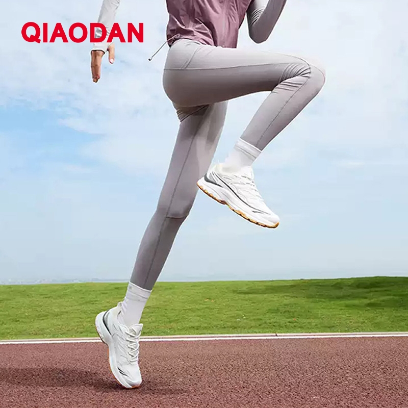 Qiaodan Lvcheng รองเท้าวิ่งผู้หญิงหนา Shock Absorption หนังกันน้ํา Retro QXB022244240ร — รองเท้ากีฬา แบรนด์ Qiaodan ของแท้ 100% เช็คราคาจาก Shopee Lazada thumbnail 7