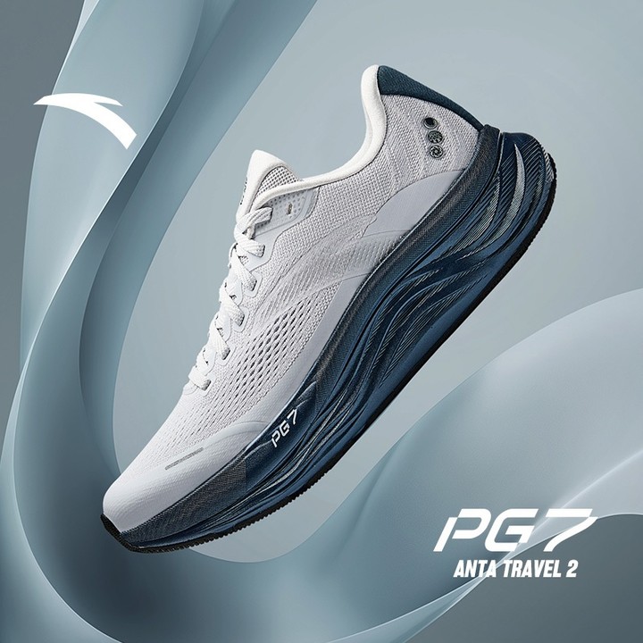ANTA Travel 2 PG 7 2E Widefoot รองเท้าวิ่งผู้ชาย พร้อมระบบดีดตัว นุ่ม เหมาะสำหรับจ๊อกกิ้ง 1125B5546 — รองเท้ากีฬา แบรนด์ Anta ของแท้ 100% เช็คราคาจาก Shopee Lazada - รูปที่ 1