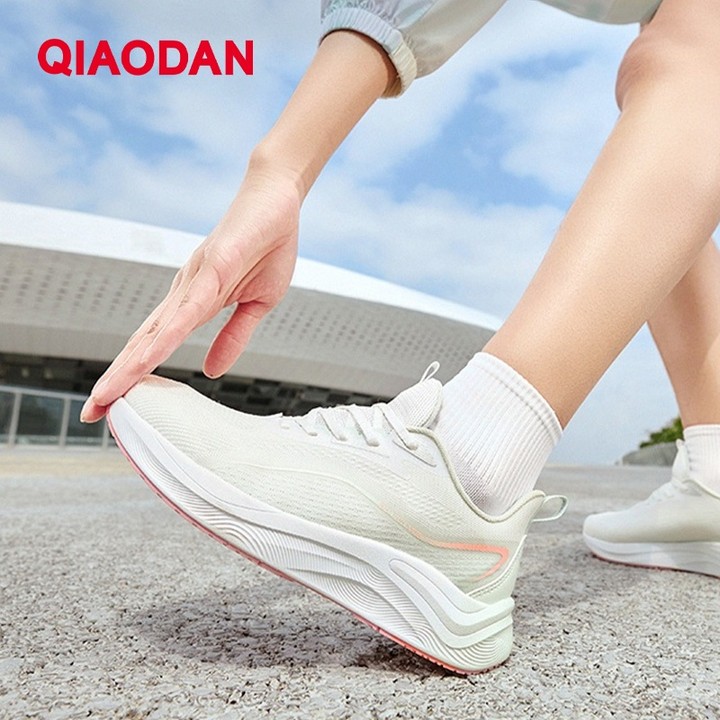 Qiaodan Fast 2.0 รองเท้าวิ่งผู้หญิง Breathable Shock-Absorbing น้ําหนักเบา Soft-Soled QXB022252220ร — รองเท้ากีฬา แบรนด์ Qiaodan ของแท้ 100% เช็คราคาจาก Shopee Lazada thumbnail 5