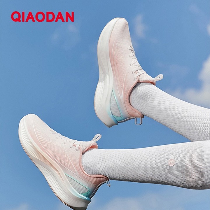 Qiaodan Light 5.0 รองเท้าวิ่งผู้หญิง Breathable น้ําหนักเบาตาข่าย Shock Absorbing Soft QXB022253204 — รองเท้ากีฬา แบรนด์ Qiaodan ของแท้ 100% เช็คราคาจาก Shopee Lazada thumbnail 8