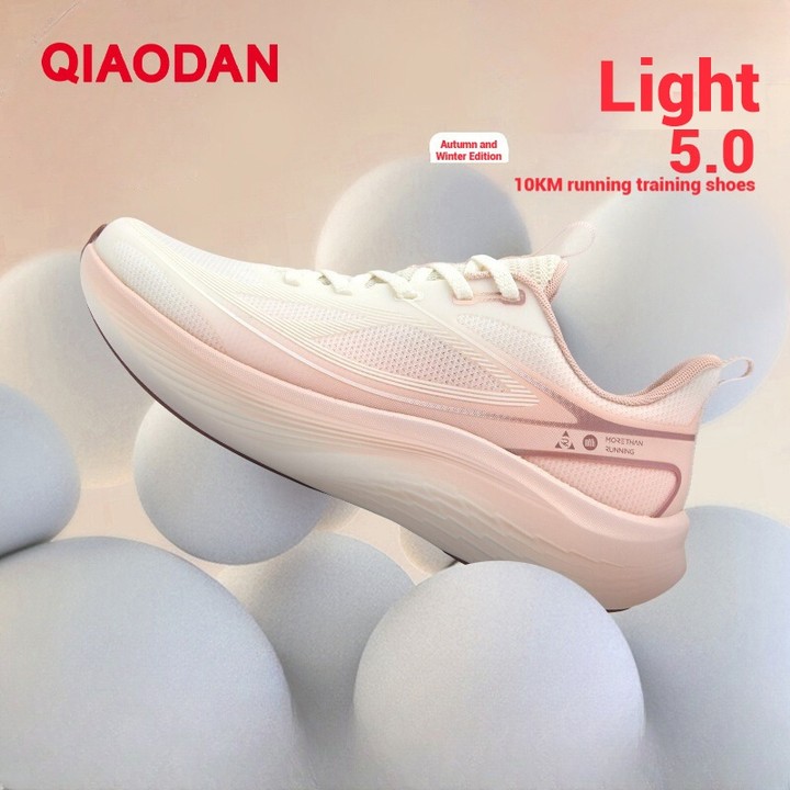 Qiaodan Light 5.0 รองเท้าวิ่งผู้หญิง Breathable น้ําหนักเบาตาข่าย Shock Absorbing Soft QXB022253204 — รองเท้ากีฬา แบรนด์ Qiaodan ของแท้ 100% เช็คราคาจาก Shopee Lazada - รูปที่ 1