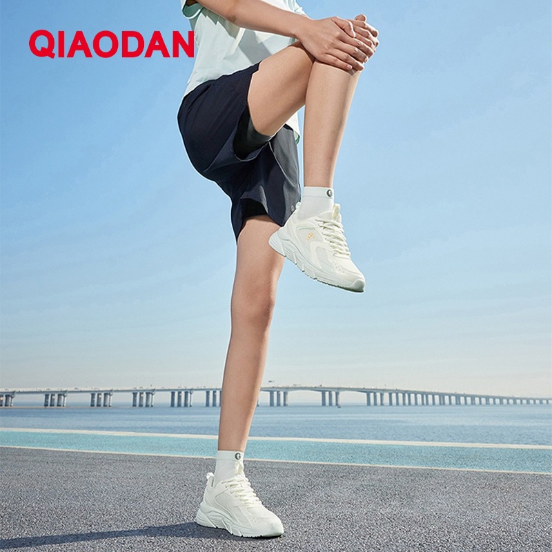 รองเท้าวิ่ง Qiaodan สำหรับผู้หญิง แบบเบาและระบายอากาศดี เทคโนโลยีShock-Absorbing Rebound รุ่น QXB022252203 — รองเท้ากีฬา แบรนด์ Qiaodan ของแท้ 100% เช็คราคาจาก Shopee Lazada thumbnail 5