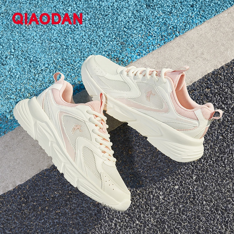 รองเท้าวิ่ง Qiaodan สำหรับผู้หญิง แบบเบาและระบายอากาศดี เทคโนโลยีShock-Absorbing Rebound รุ่น QXB022252203 — รองเท้ากีฬา แบรนด์ Qiaodan ของแท้ 100% เช็คราคาจาก Shopee Lazada thumbnail 3