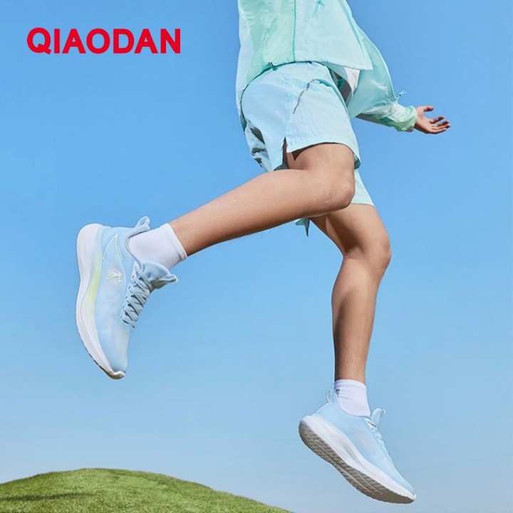 Qiaodan QF 3.0 รองเท้าวิ่งผู้ชายตาข่ายระบายอากาศน้ําหนักเบา Shock-Absorbing Soft-Soled QXB023252214 — รองเท้ากีฬา แบรนด์ Qiaodan ของแท้ 100% เช็คราคาจาก Shopee Lazada thumbnail 4