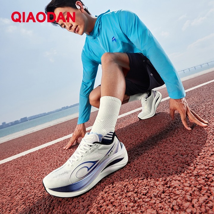 Qiaodan LH MAX รองเท้าวิ่งผู้ชาย พื้นหนา น้ำหนักเบา ใส่สบาย รองรับแรงกระแทก เด้งคืนดี QXB023254214R — รองเท้ากีฬา แบรนด์ Qiaodan ของแท้ 100% เช็คราคาจาก Shopee Lazada thumbnail 4